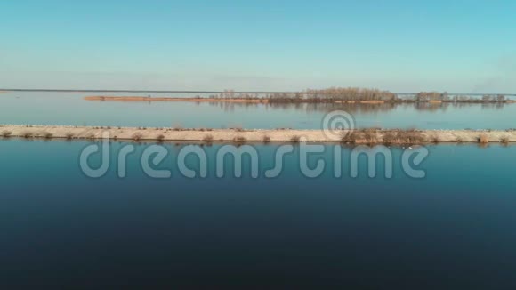 鸟瞰混凝土防波堤与一群海鸥在平静的水上视频的预览图