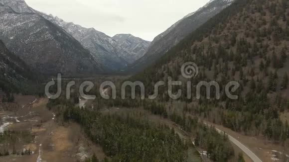 加拿大山区风景道的鸟瞰图视频的预览图