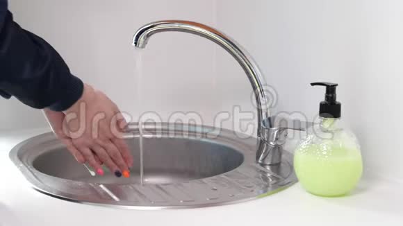 女孩彻底洗手以避免患上冠状病毒covid19视频的预览图