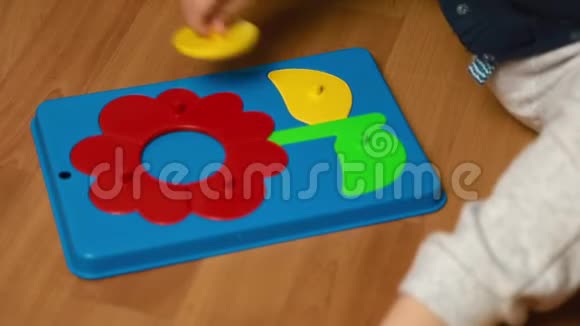 儿童在地板上玩设计套件俯视图视频的预览图