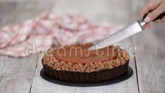 切美味的巧克力馅饼与樱桃糖果和巧克力奶油视频的预览图