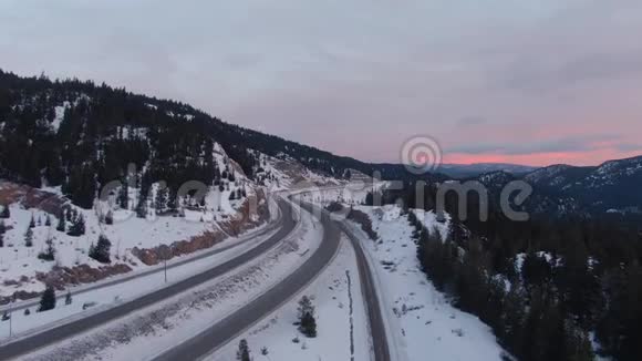 加拿大山景中经过的一条风景优美的公路的空中无人机景视频的预览图