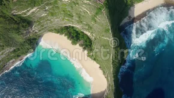 鸟瞰努沙佩尼达岛的Kelingking海滩美丽的海洋山视频的预览图