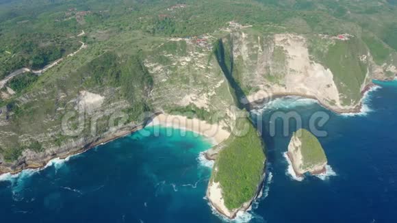 印度尼西亚巴厘岛努沙佩尼达Kelingking海滩上的海洋和岩石的鸟瞰图视频的预览图