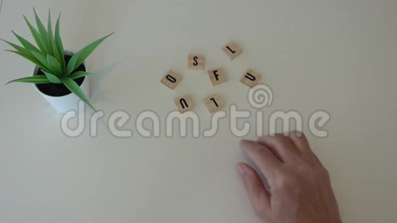 一个人用木字砖拼写灵魂视频的预览图