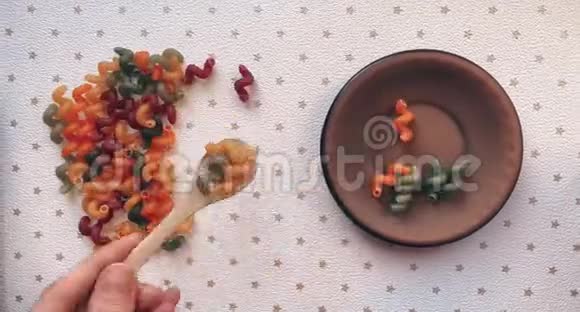 彩色意大利面用木勺放在盘子里烹饪理念停止运动动画视频的预览图