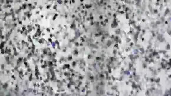 漂浮在水油状物质中的银色小斑点的特写镜头视频的预览图
