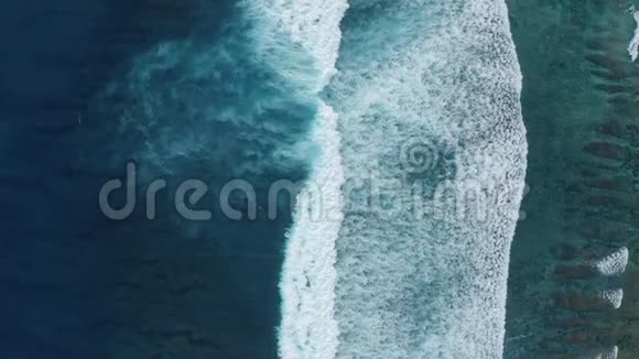 海面巨浪的俯视图起泡和飞溅的慢镜头视频的预览图