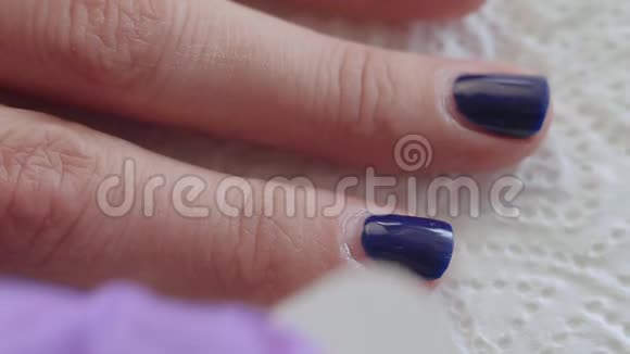 用指甲锉将旧凝胶从指甲上取出女人正在修指甲视频的预览图
