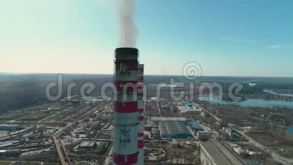 燃煤电站热电联产厂吸烟烟囱的鸟瞰图视频的预览图
