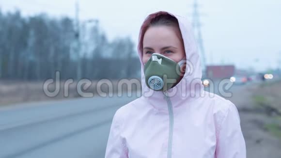 在街上围着戴着面罩的年轻女人视频的预览图