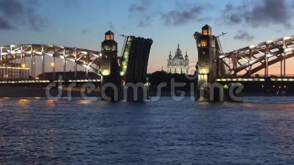 在离婚的布尔什克廷斯基大桥上的斯莫尼大教堂圣彼得堡视频的预览图