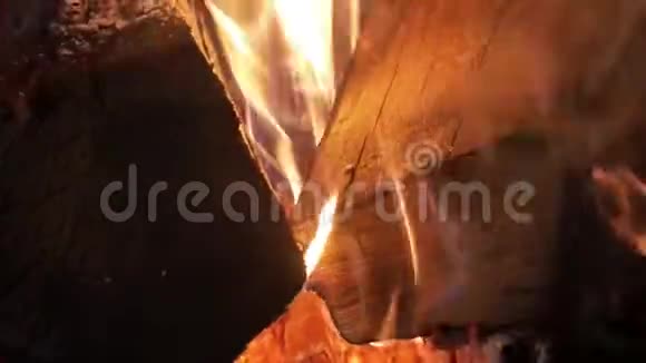 壁炉里的火巨大的火焰视频的预览图