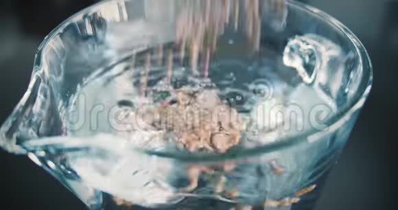冰茶的粉末放在玻璃杯里搅拌视频的预览图