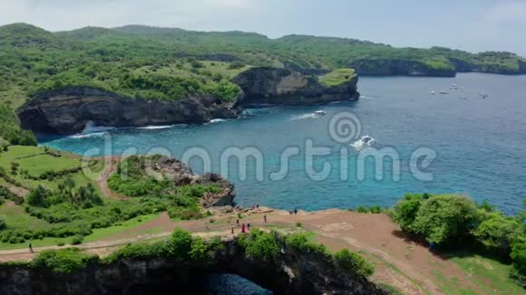 美丽的海洋和游客在努沙佩尼达岛的破滩鸟瞰图视频的预览图