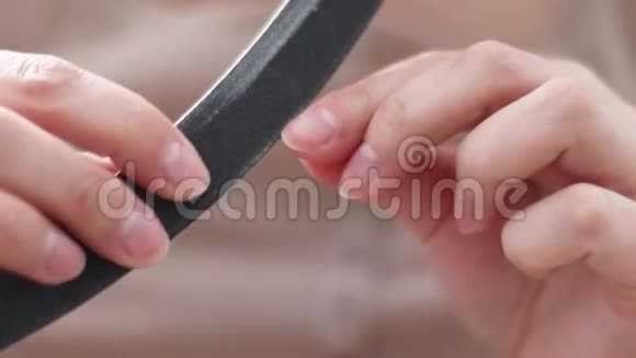 使用指甲锉对自己修指甲的女性视频的预览图