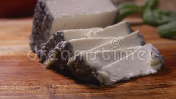 用三角形碎块上的灰色模子将柔软的山羊奶酪合上视频的预览图