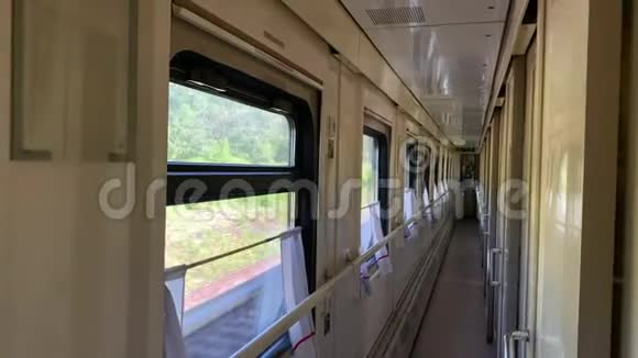有车窗的火车车厢旧的内饰火车在运动视频的预览图