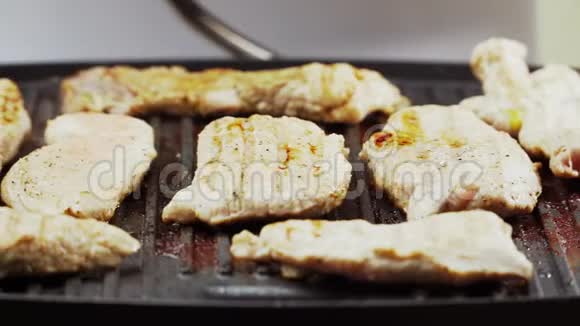 煮熟的牛排或排骨在金属电烤架上品尝肉慢动作关门视频的预览图
