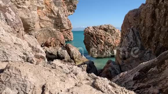 通过岩石你可以看到一片大海视频的预览图