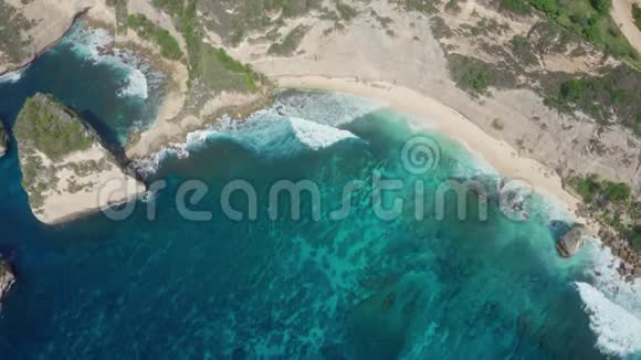 鸟瞰美丽的白沙钻石海滩绿松石海洋山脉视频的预览图