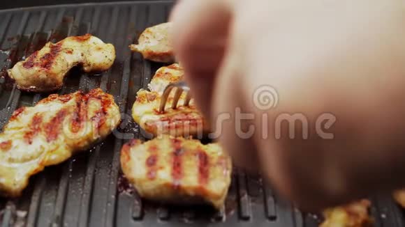 在家用电烤架上煮肉厨师切了一块猪肉来取样特写视频的预览图
