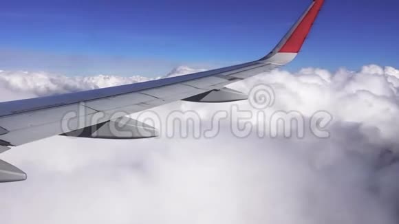 从飞机窗口观看飞行到云彩和天空颤音视频的预览图