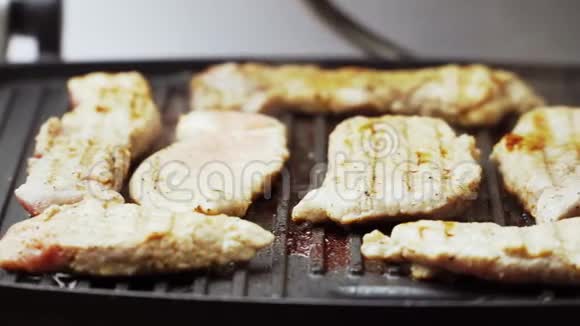 煮熟的牛排或排骨在金属电烤架上品尝肉慢动作关门视频的预览图