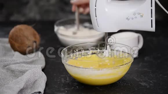 将面粉加入碗中与电动搅拌器混合视频的预览图