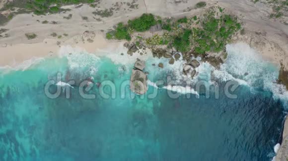从高空俯瞰蔚蓝的海水海浪拍打在海滩上视频的预览图