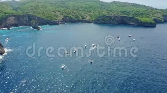 巴厘岛努沙佩尼达岛海湾蔚蓝海洋漂浮船只的鸟瞰图视频的预览图