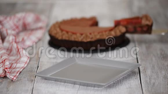 一片美味的巧克力馅饼和樱桃糖果和巧克力奶油视频的预览图
