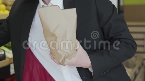 不知名的白种人穿西装把柚子放进纸包里然后离开无法辨认的家伙买好吃的视频的预览图