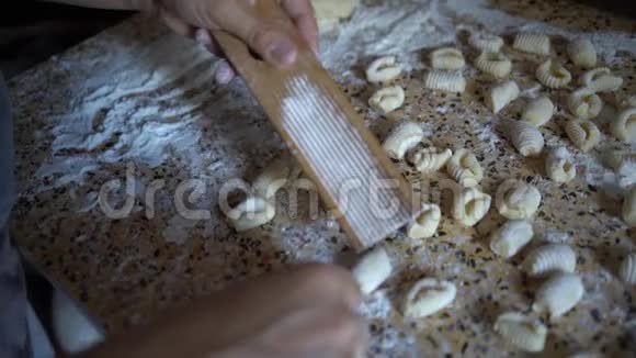 揉制自制面食诺奇是一种意大利面食由土豆面粉制成视频的预览图