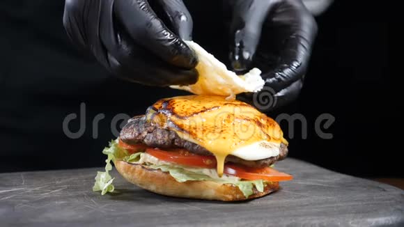 流动食物概念做汉堡的厨师特写镜头汉堡餐厅菜单烹饪流程厨师准备快餐视频的预览图