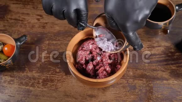 餐厅厨房美食视频慢动作黑手套男厨师的特写镜头视频的预览图