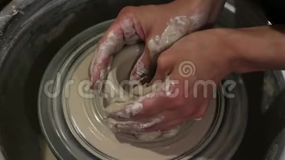 主人创造一个白色粘土产品主人用陶工的轮子特写雕刻一件粘土制品陶工的茶杯视频的预览图
