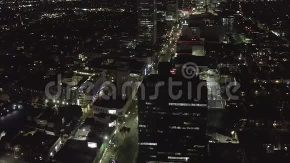 机场在好莱坞洛杉矶的威尔郡大道上夜晚有发光街道和城市汽车交通灯视频的预览图
