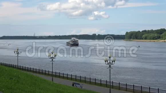 伏尔加河堤防7月日俄罗斯里宾斯克视频的预览图