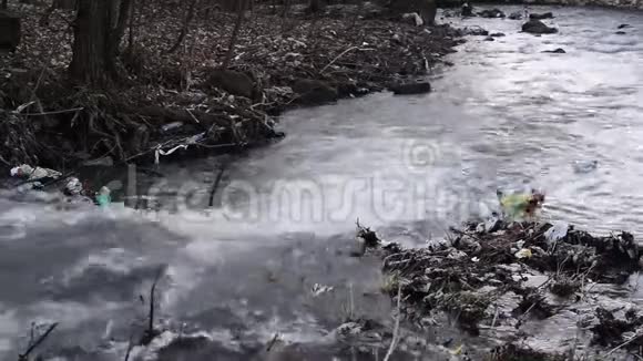 水中漂浮的塑料瓶污染池塘有塑料瓶留下的人视频的预览图