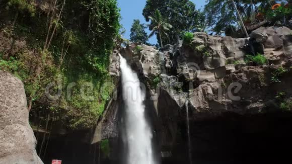 一个大瀑布在岩石和棕榈树的视频视频的预览图