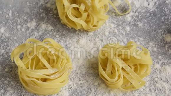 手工制作的意大利面食面粉背景下的意大利面条视频的预览图