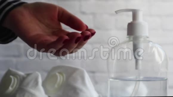 用酒精凝胶洗手时要把女性的手收起来女孩按下饮水机倒酒精液A视频的预览图