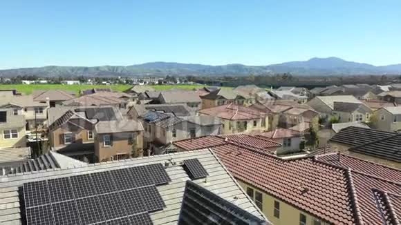 豪华郊区的屋顶上有太阳能电池板的房屋不断上升的空中显示视频的预览图