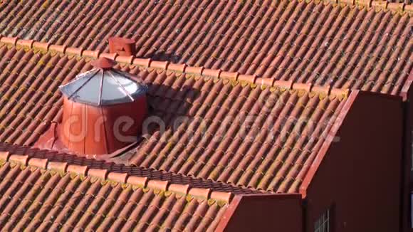 葡萄牙波尔图的屋顶和房子多罗河附近五彩缤纷的城市和古老的建筑视频的预览图