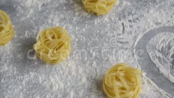 手工制作的意大利面食面粉背景下的意大利面条视频的预览图
