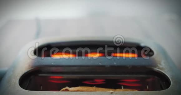 金煎烤面包跳出一个旧的时尚烤面包机倾斜慢镜头视频的预览图