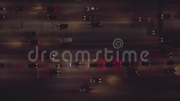 机场繁忙的高速公路夜晚的交通鸟景和车灯加州洛杉矶视频的预览图