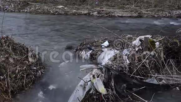 塑料瓶垃圾垃圾和其他垃圾在河岸上视频的预览图