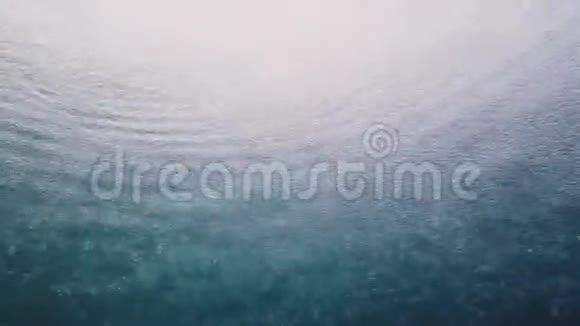 海面上有雨在水下观景视频的预览图